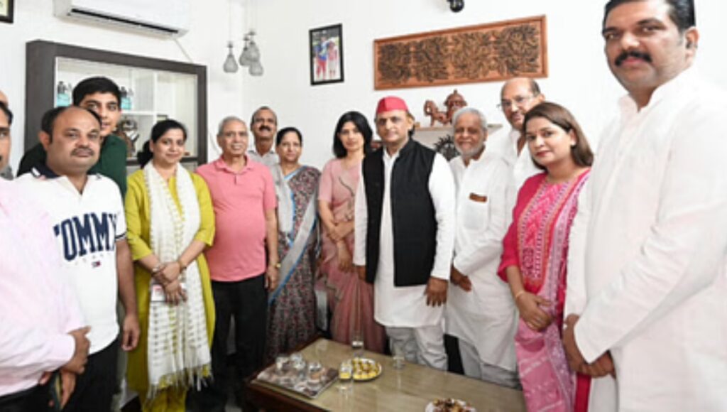 'Shubhanshu Shukla पर हमें गर्व है' त्रिवेणी नगर में पहुंचे अखिलेश यादव, परिवार को दी बधाई