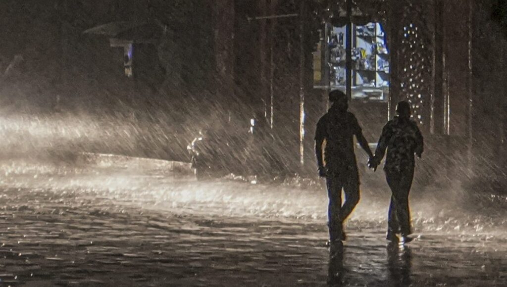 अगले 48 घंटे बेहद अहम: Heavy Rain and Storm से खुद को ऐसे रखें सुरक्षित